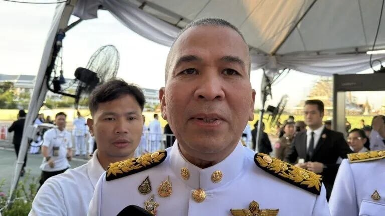泰国新闻 前总理他信无条件获释‼️电子脚镣当场拆除