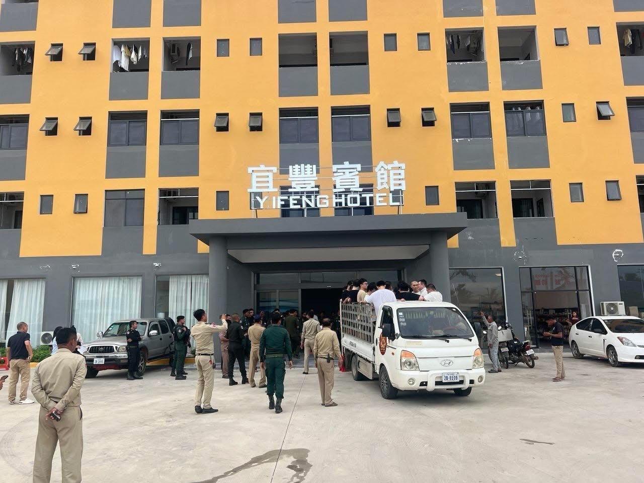 柬埔寨 实居警方突袭中国酒店发现麻将机 当场抓走25名中国人