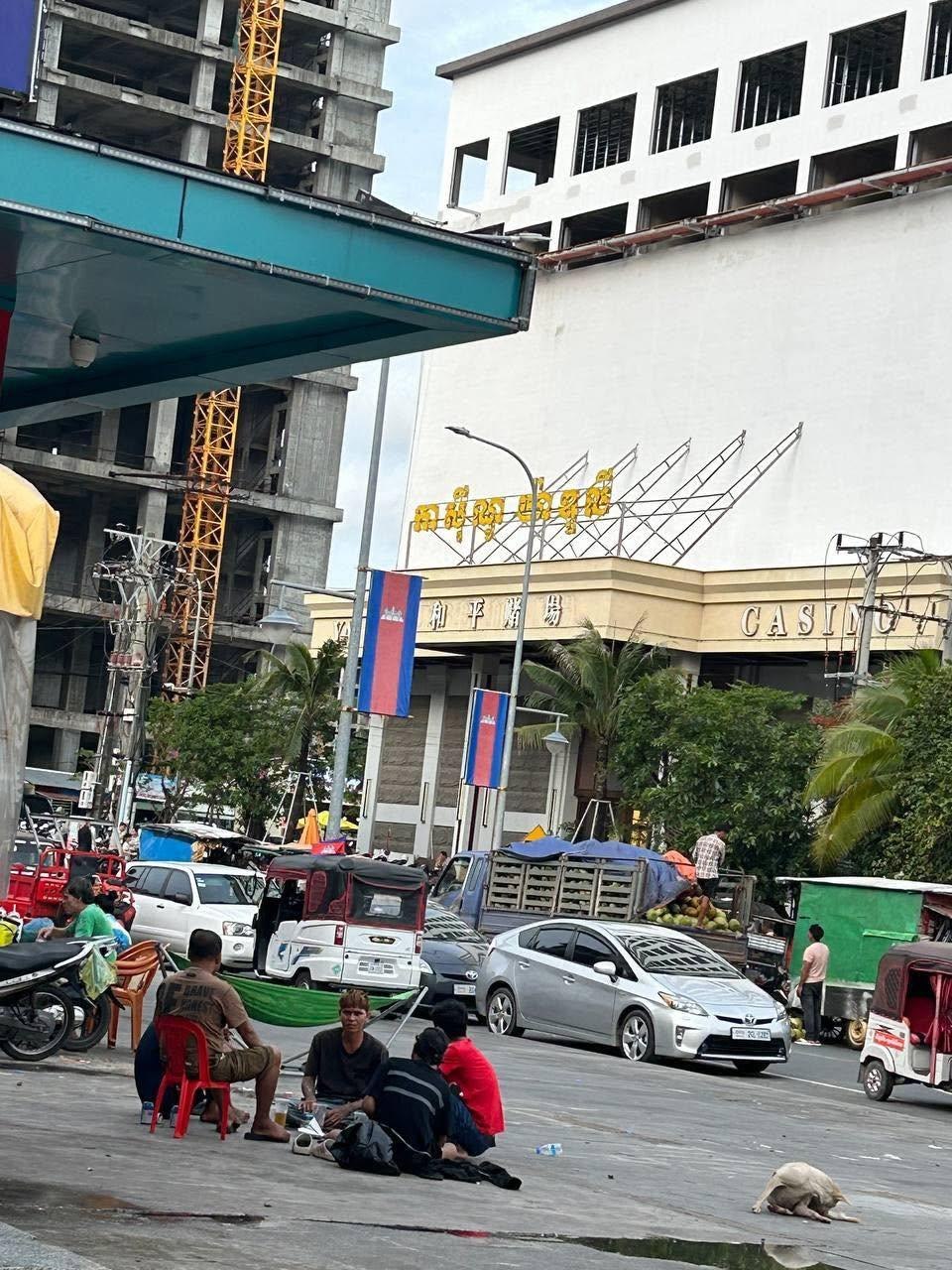 本地媒体 西港某赌场附近,父母嗜赌如命,竟然把一对儿子用绳子绑在赌场外,然后不管不顾的进赌场去玩了