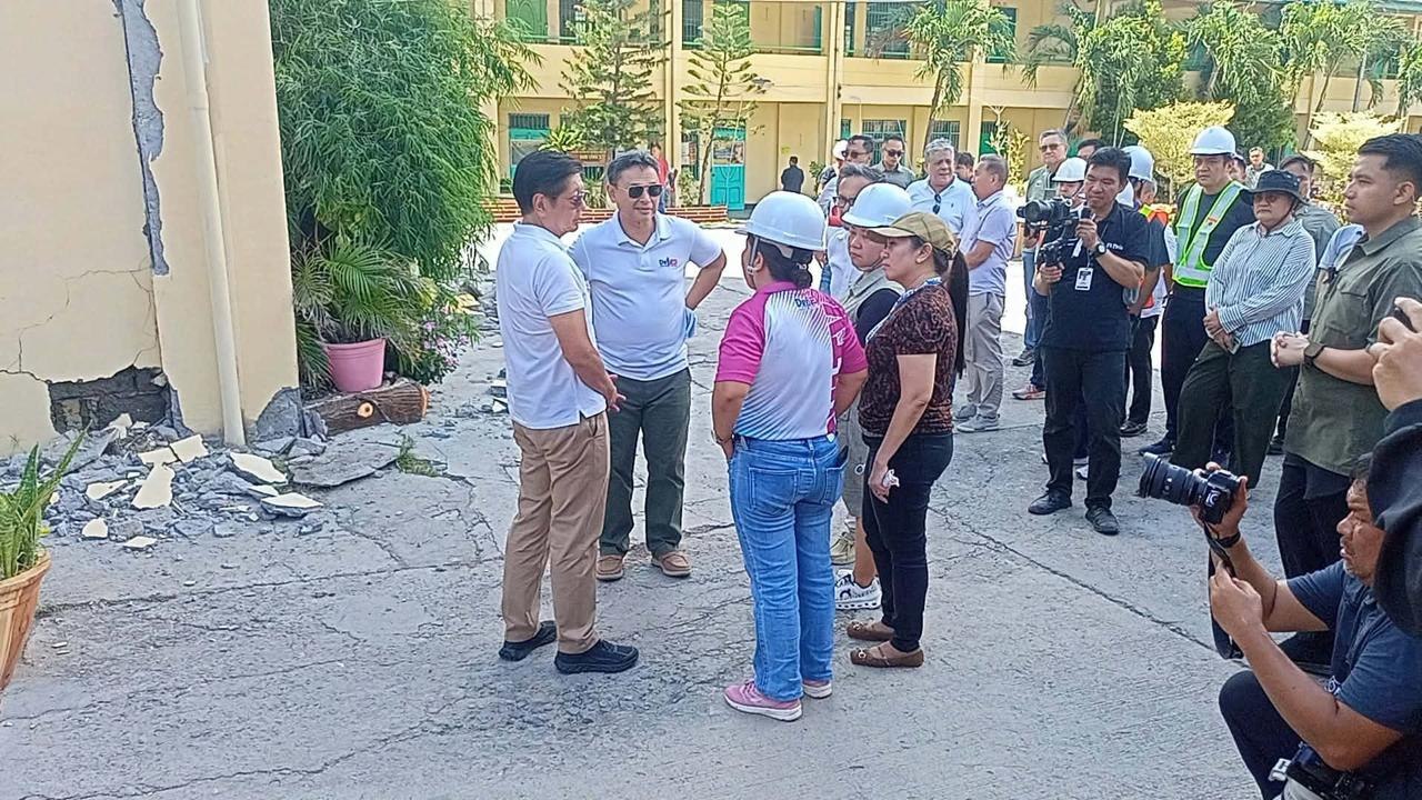 菲律宾地震 马科斯赴震区视察 加快重建，发放援助金